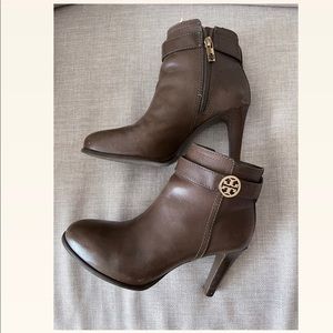 Tory Burch / LEATHER ankle boots in Khaki with Logo / size 7M